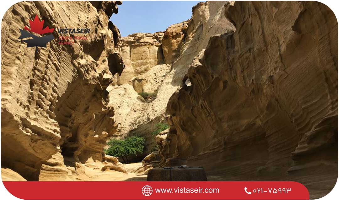 🌴 جاذبه های طبیعی شگفتانگیز قشم در سال 2026 9 تنگه چاهکوه قشم 2026؛ شگفتی طبیعی خراشیده در دل سنگهای هزارساله! یکی از جاذبه های طبیعی شگفتانگیز قشم